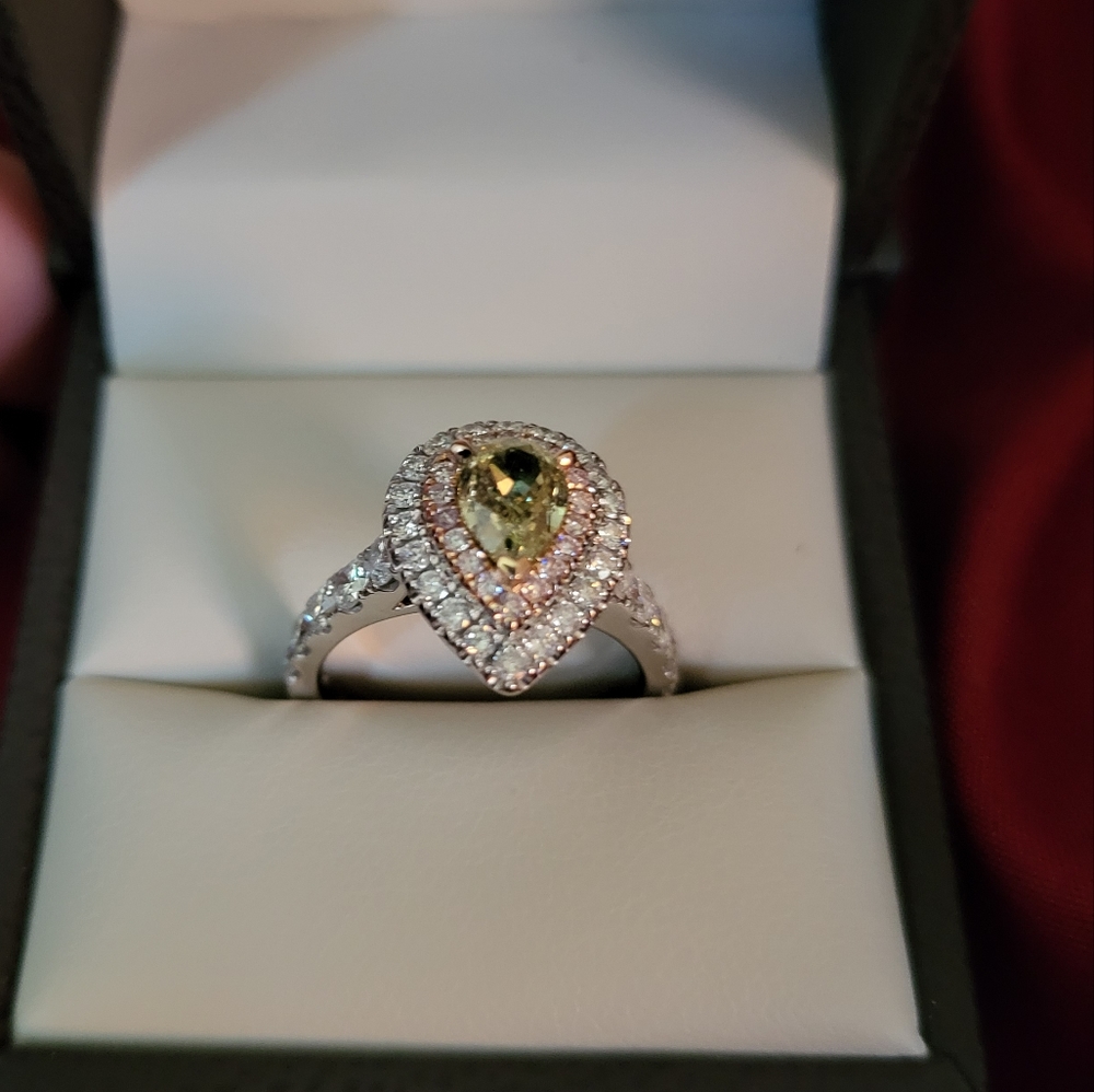 ***RARE*** NATURAL GREEN DIAMOND 18K WH GOLD RING W/ FANCY PINK DIAMONDS ***